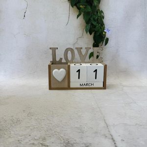 מעמד שולחן לוח שנה LOVE