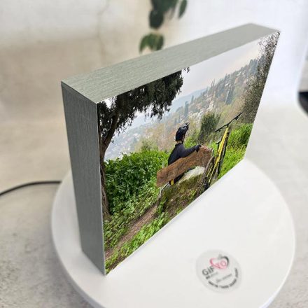 בלוק עץ עם תמונה אישית קנט אפור עובי 3 ס"מ