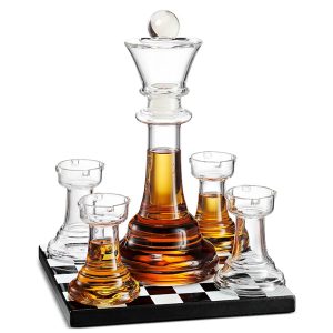 דיקנטר שחמט כולל לוח וארבע כוסיות זכוכית