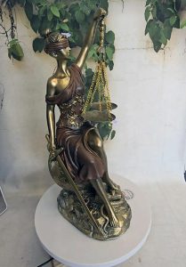 פסל אומנותי אלת הצדק מבית GRACIA GALLERY